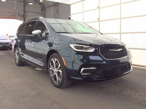 Used 2024 Chrysler Pacifica Pinnacle w/ Trailer Tow Group AWD/4WD image 1