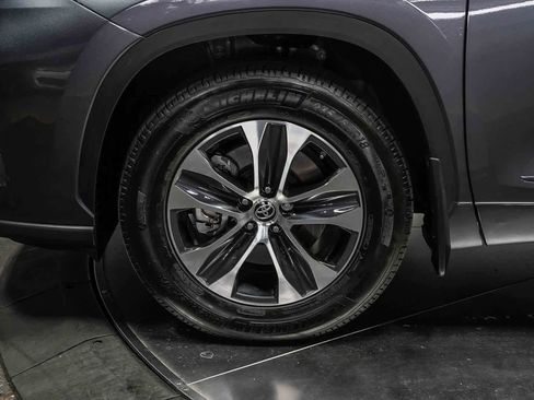 Certified 2023 Toyota Highlander XLE FWD image 9