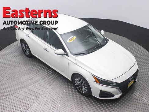 Used 2023 Nissan Altima 2.5 SV FWD image 3