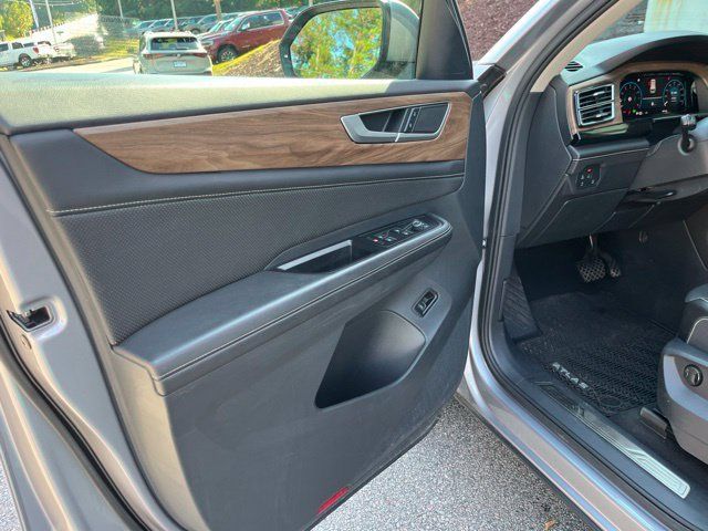 Used 2025 Volkswagen Atlas SE FWD image 5