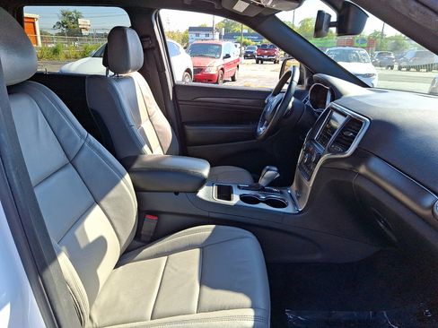 Used 2018 Jeep Grand Cherokee Laredo image 12