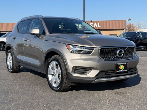 Used 2022 Volvo XC40 T5 Momentum image 2