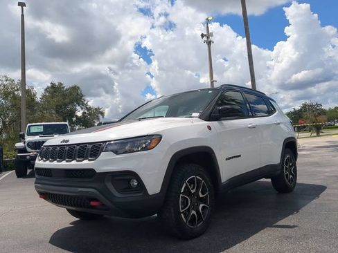 Used 2025 Jeep Compass Trailhawk w/ Trailhawk Convenience Group AWD/4WD image 9