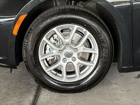 Used 2023 Chrysler Pacifica Touring-L FWD image 11