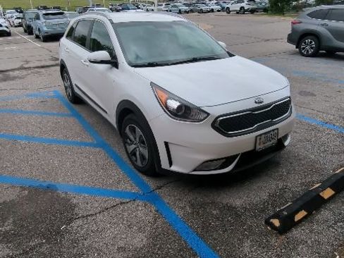 Used 2018 Kia Niro EX FWD image 2