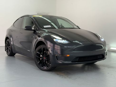 Used 2024 Tesla Model Y 2WD image 6
