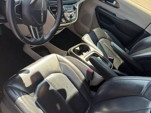 Used 2017 Chrysler Pacifica Touring-L FWD image 10