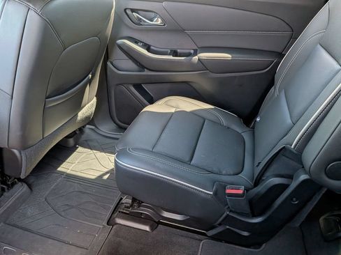Used 2023 Chevrolet Traverse Premier FWD image 37