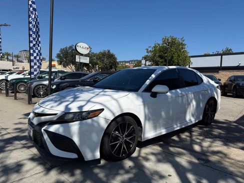 Used 2022 Toyota Camry SE image 6