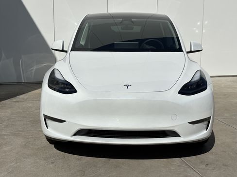 Used 2024 Tesla Model Y Long Range AWD/4WD image 3