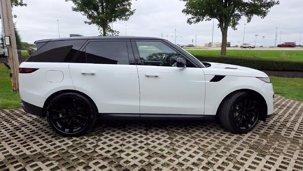 Used 2024 Land Rover Range Rover Sport SE AWD/4WD image 11