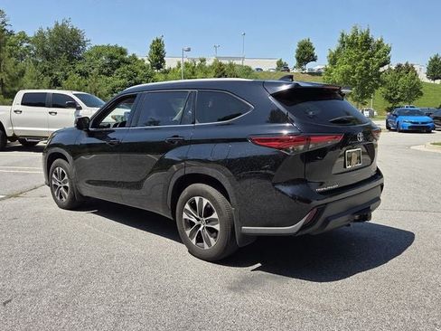 Used 2022 Toyota Highlander XLE AWD/4WD image 8
