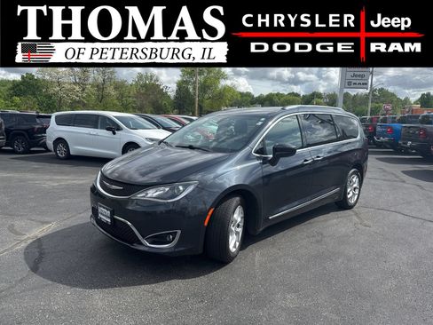 Used 2020 Chrysler Pacifica Touring-L FWD image 3