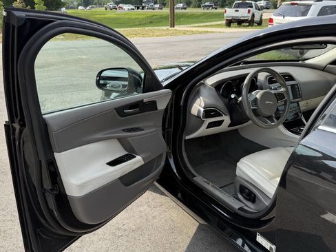 Used 2018 Jaguar XE Prestige RWD image 9