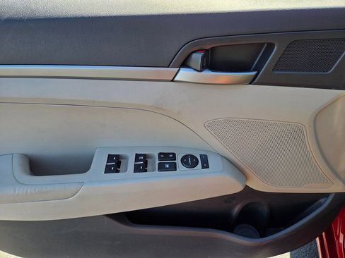 Used 2017 Hyundai Elantra SE image 17