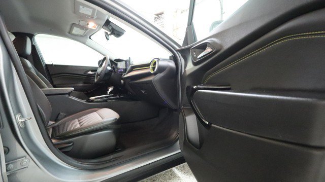 Used 2025 Chevrolet Trax LT FWD image 10