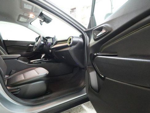 Used 2025 Chevrolet Trax LT FWD image 10