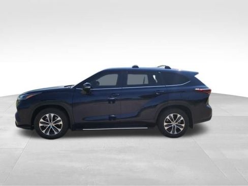Used 2025 Toyota Highlander XLE FWD image 6