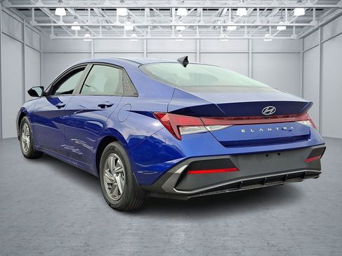 Certified 2025 Hyundai Elantra SE image 4