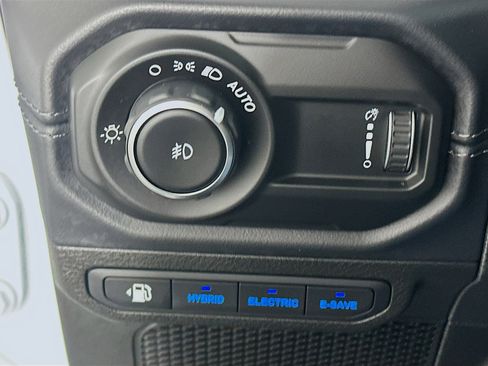 Used 2025 Jeep Wrangler Sahara image 17