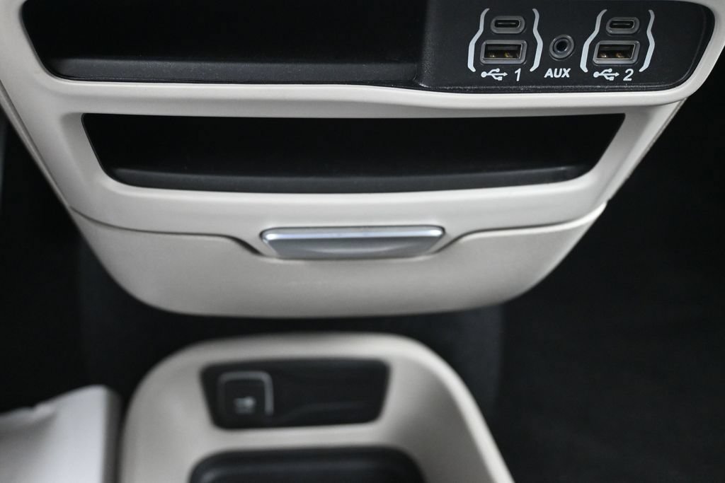 Used 2023 Chrysler Pacifica Touring-L FWD image 15