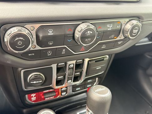 Used 2025 Jeep Gladiator Rubicon w/ Technology Group AWD/4WD image 18