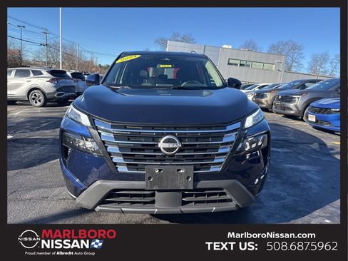 Used 2024 Nissan Rogue SV image 2