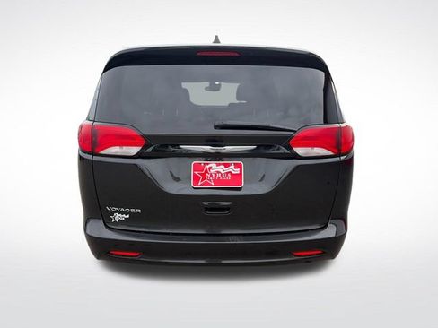 Used 2023 Chrysler Voyager LX FWD image 5