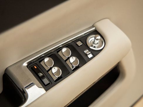 Used 2018 Rolls-Royce Dawn RWD image 24