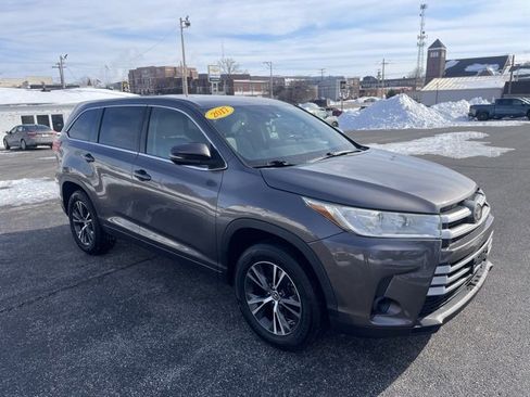Used 2017 Toyota Highlander LE image 3