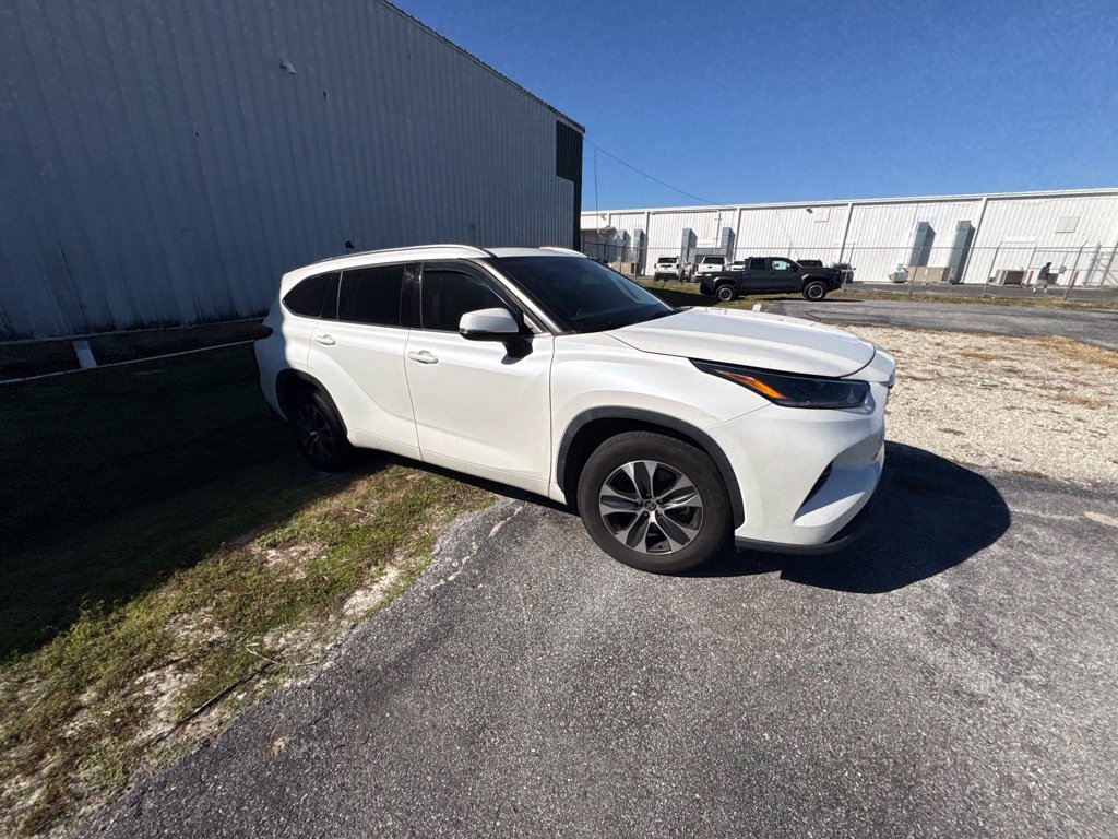 Used 2021 Toyota Highlander XLE FWD image 12