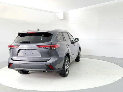 Used 2023 Toyota Highlander XLE AWD/4WD image 5