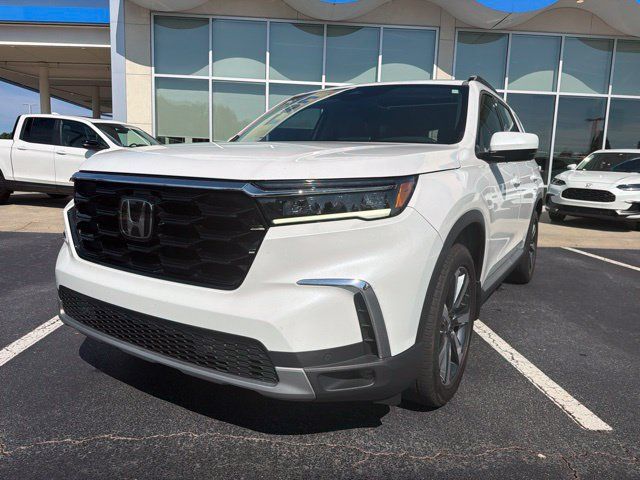 Used 2025 Honda Pilot Touring image 2