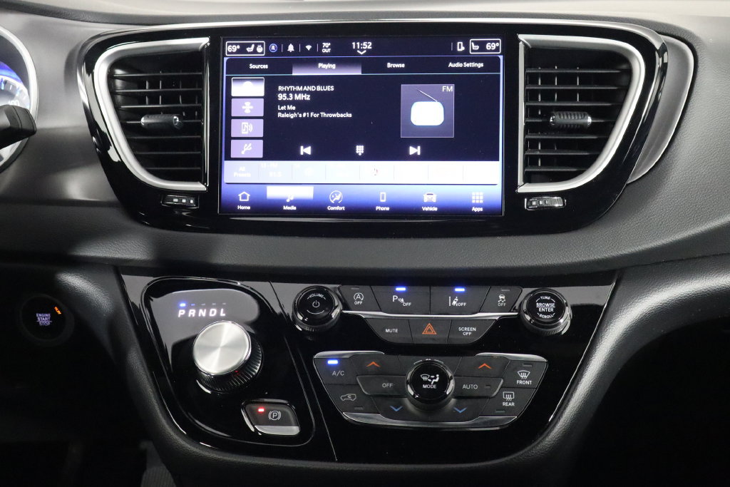 Used 2025 Chrysler Pacifica Select FWD image 29