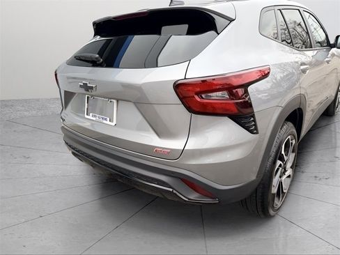 Used 2025 Chevrolet Trax RS w/ Driver Confidence Package image 6