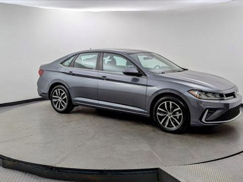 Used 2025 Volkswagen Jetta SE image 9