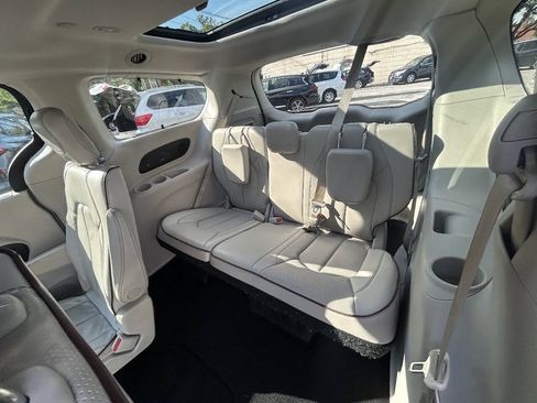 Used 2019 Chrysler Pacifica Limited FWD image 8