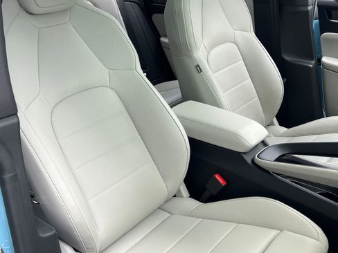 Used 2025 Porsche Macan Electric w/ Premium Package RWD image 39