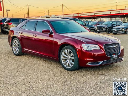 Used 2018 Chrysler 300 Touring L image 10