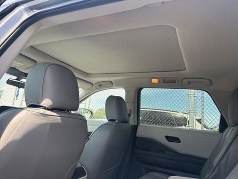 Used 2023 Nissan Pathfinder SV w/ SV Premium Package AWD/4WD image 16