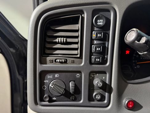 Used 2005 Chevrolet Tahoe Z71 w/ Preferred Equipment Group AWD/4WD image 10