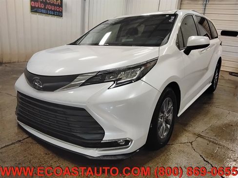 Used 2023 Toyota Sienna XLE w/ XLE Plus Package AWD/4WD image 4