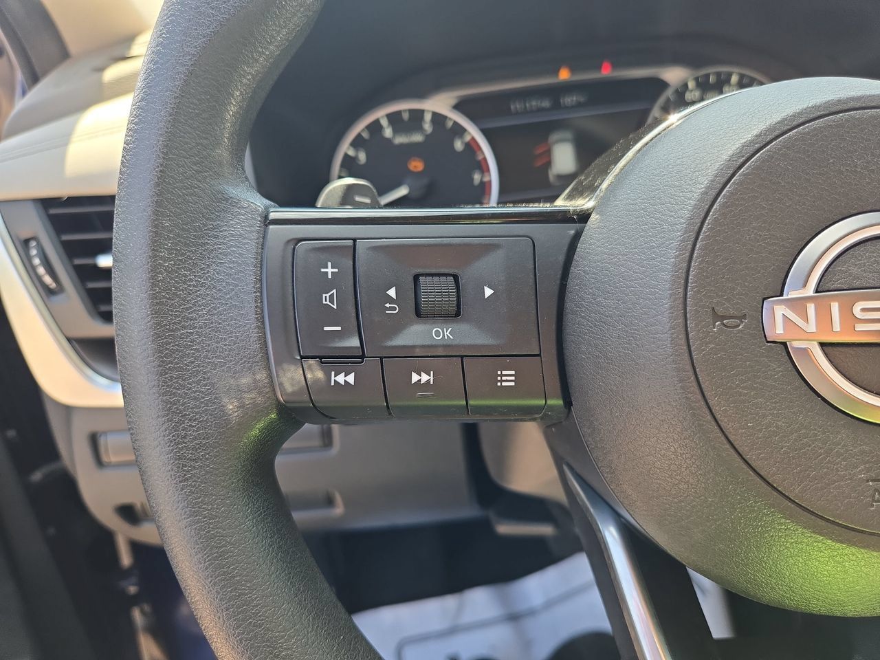 Used 2023 Nissan Rogue SV FWD image 18