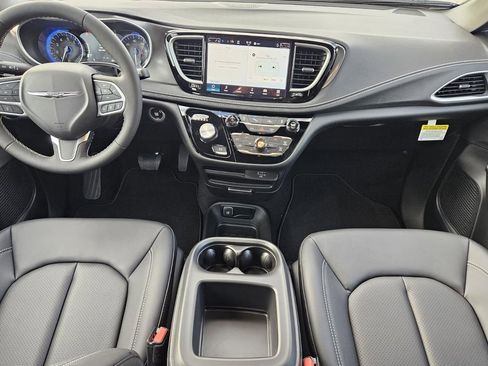 New 2026 Chrysler Pacifica Select image 13