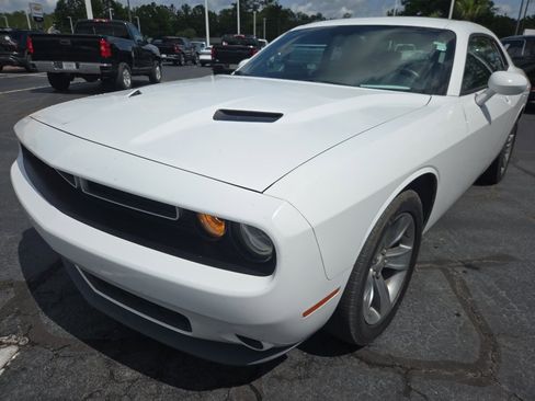 Used 2015 Dodge Challenger SXT RWD image 1
