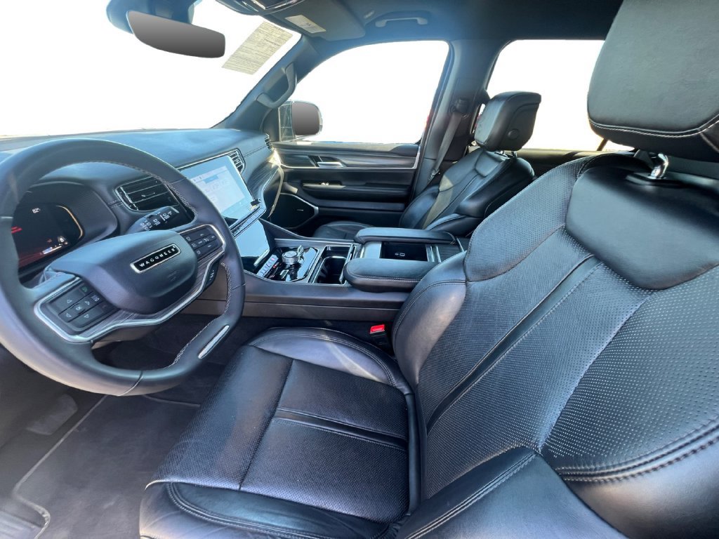 Used 2024 Jeep Wagoneer L Series III w/ Flexible Seating Group AWD/4WD image 19