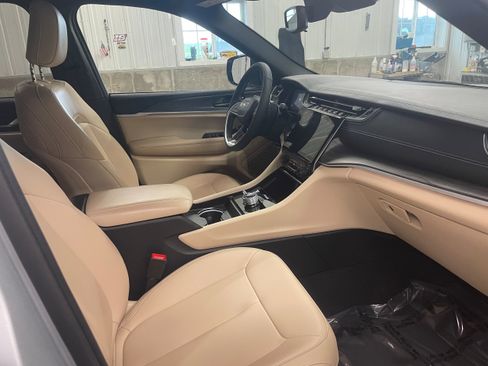 Used 2024 Jeep Grand Cherokee Limited AWD/4WD image 38