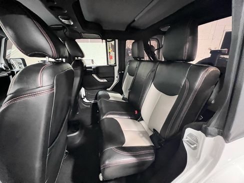 Used 2016 Jeep Wrangler Unlimited Sahara w/ Connectivity Group image 15