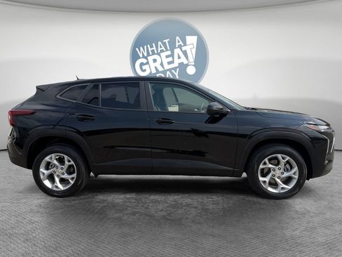 Certified 2024 Chevrolet Trax LS w/ LS Convenience Package FWD image 2