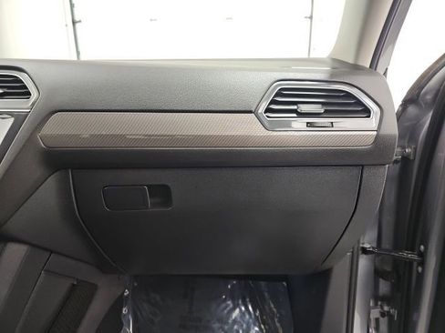 Used 2022 Volkswagen Tiguan SE image 37